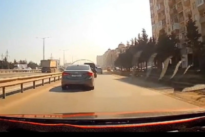 Sumqayıt yolunda yük maşını qəzaya düşüb - VİDEO