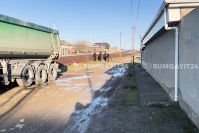 Yollar bu vəziyyətdədir, qurumlar isə bir-birinin üzərinə atır - VİDEO