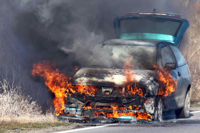 Koroğlu prospketində maşın yanıb - VİDEO