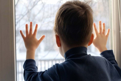 Sumqayıtda uşaq mənzildə köməksiz qalıb