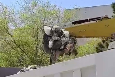 Sumqayıtda zibil maşını ətrafı çirkləndirir - VİDEO