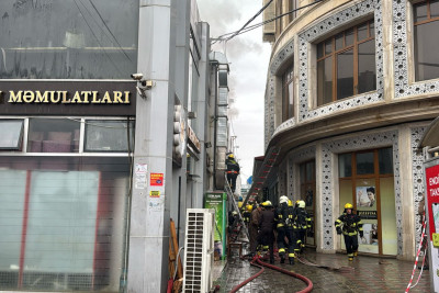 Sumqayıtda iri ticarət mərkəzində yanğın olub 