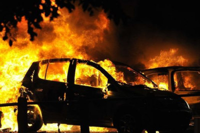 Sumqayıtda avtomobil yanıb