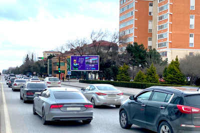 Sumqayıtda taksinin üzərinə DAŞ PARÇASI DÜŞÜB 