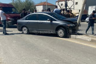 Sumqayıtda maşın dirəyə çırpılıb