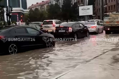 Sumqayıtın mərkəzi küçələri su altında - VİDEO