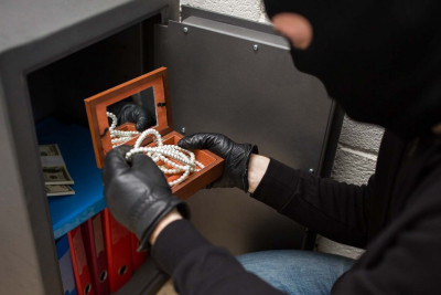 Sumqayıtda evdən qızıl-zinət əşyaları oğurlandı