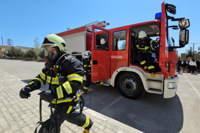 Sumqayıt məktəbliləri yanğınsöndürənlər rolunda