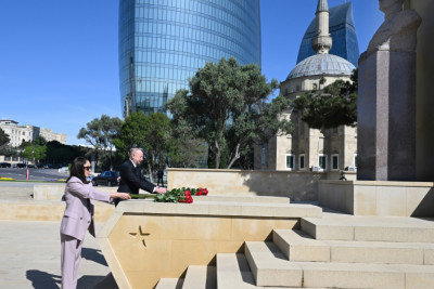 Prezident İlham Əliyev və birinci xanım Mehriban Əliyeva faşizm üzərində Qələbə uğrunda mübarizədə həlak olan Azərbaycan övladlarının xatirəsini ehtiramla anıblar