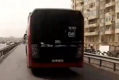 Bakı - Saray avtobusu yolda qaldı, uzun tıxac yarandı - VİDEO