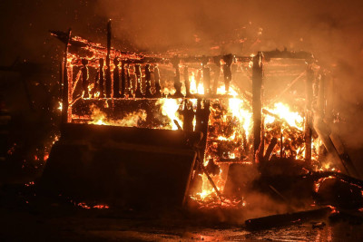 Sumqayıtda köməkçi tikilidə yanğın olub
