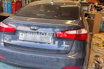 Qadın sürücü əyləc əvəzinə qaza basaraq maşını marketə çırpdı - VİDEO