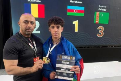 Sumqayıtlı karateçi dünya çempionatının fəxri birincilik kürsüsündə
