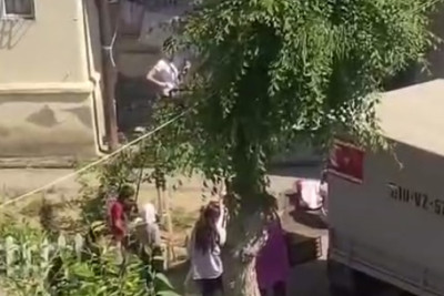 Sumqayıtda kişi küçənin ortasında ÖLDÜ - VİDEO