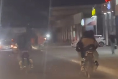 Sumqayıtda mopedçi TƏHLÜKƏ SAÇIB - VİDEO