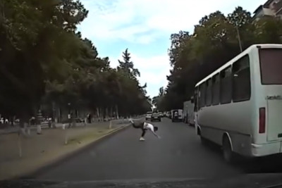 Sumqayıtda piyada ölümdən son anda QURTULDU - VİDEO