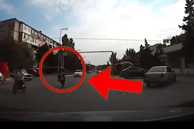 Sumqayıtda motosikletçi “hoqqa çıxardı” - VİDEO