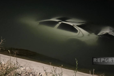 Sumqayıtda avtomobil kanala aşıb