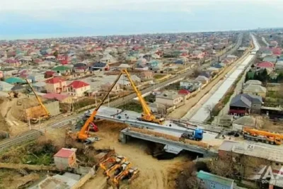 Saray körpüsünün ətrafındakı obyektlər sökülür