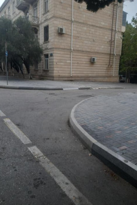 Sumqayıtda səkini zəbt edən tikili GÖTÜRÜLÜB