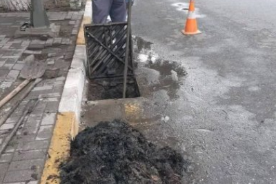 Sumqayıtda yağış barmaqlıqları təmizlənib