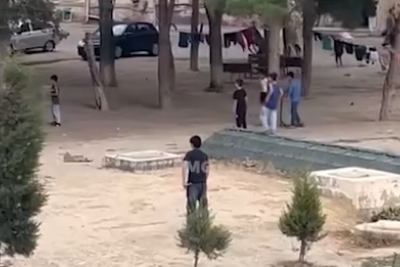 Sumqayıtda uşaqlar iti daşlayıb, qaçdılar - VIDEO