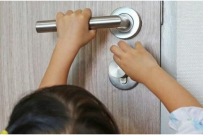 Sumqayıtda uşaq bağlı qapı arxasında qalıb