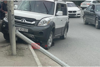 Sarayda qadın sürücü avtomobilini dirəyə ÇIRPDI