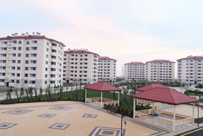 Gənc qadın eyvandan yıxılaraq ÖLÜB