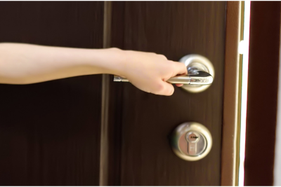 Sumqayıtda bir nəfər bağlı qapı arxasında qalıb