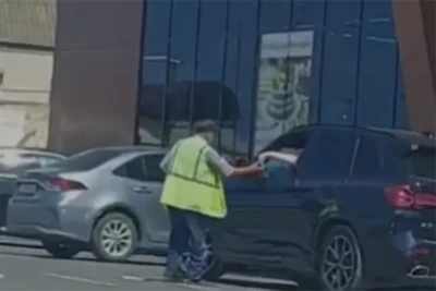 Sumqayıtda "parkovşik" iki manat verməyən sürücünü DÖYDÜ