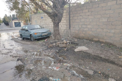 Bir həftədir axan su Sumqayıtda küçəni “gölə” çevirib