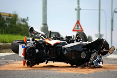 Piyadanı vuran motosikletçi ölüb