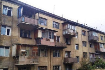 Sumqayıtda qəzalı vəziyyətdə olan binalar sökülür