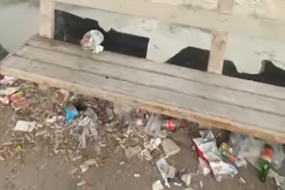 Sərnişinlər üfunətdən dayanacaqda dayana bilmirlər