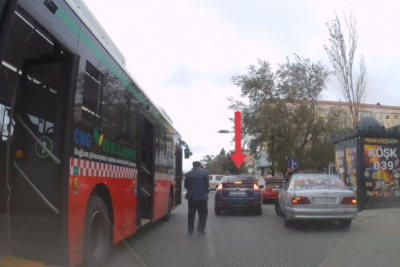Sumqayıtda avtobus sərnişinləri yolun ortasında düşürməli olur - SƏBƏB