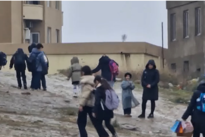 Sarayda uşaqlar məktəb yolunda çətinlik çəkirlər