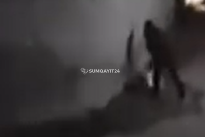 Bu şəxs qonşuların qapısına zibil qoyub QAÇIR