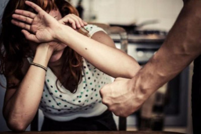 Sumqayıtda kişi arvadını MALA İLƏ DÖYÜB