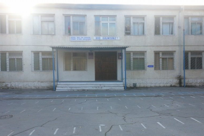 Sumqayıtda sərxoş kişi MƏKTƏBİ YARDI