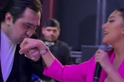 Elton tənqid etdiyi müğənninin ƏLİNDƏN ÖPDÜ