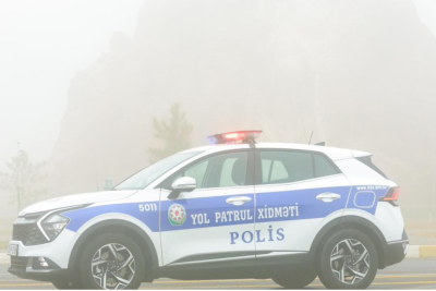 Polis dumanlı hava şəraiti ilə bağlı sürücülərə xəbərdarlıq edib
