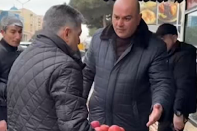 Zakir Fərəcov "alma ovu"na çıxan məmuru danladı