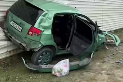 Bulvarda qadın sürücü maşını hasara çırpdı