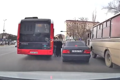 "7 nömrə" sərnişinlərə yolun ortasında "xidmət göstərir"
