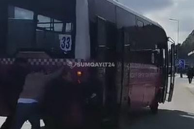 Sumqayıtda bu dəfə vətəndaşlar avtobusu "daşıdılar"