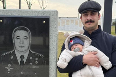 Milli Qəhrəmanın oğlu körpəsi ilə onun məzarına baş çəkib