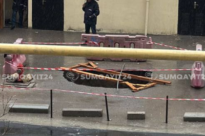 Sumqayıtda indi də yol çökdü