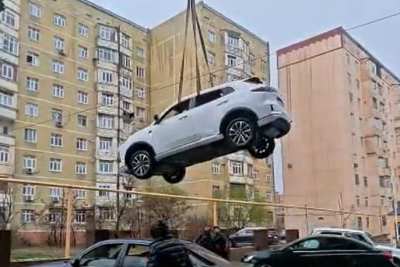 Sumqayıtda çökən yolda maşın belə "xilas edildi"