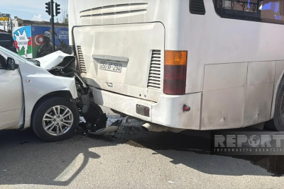 Saray körpüsü yaxınlığında avtomobil avtobusla toqquşub